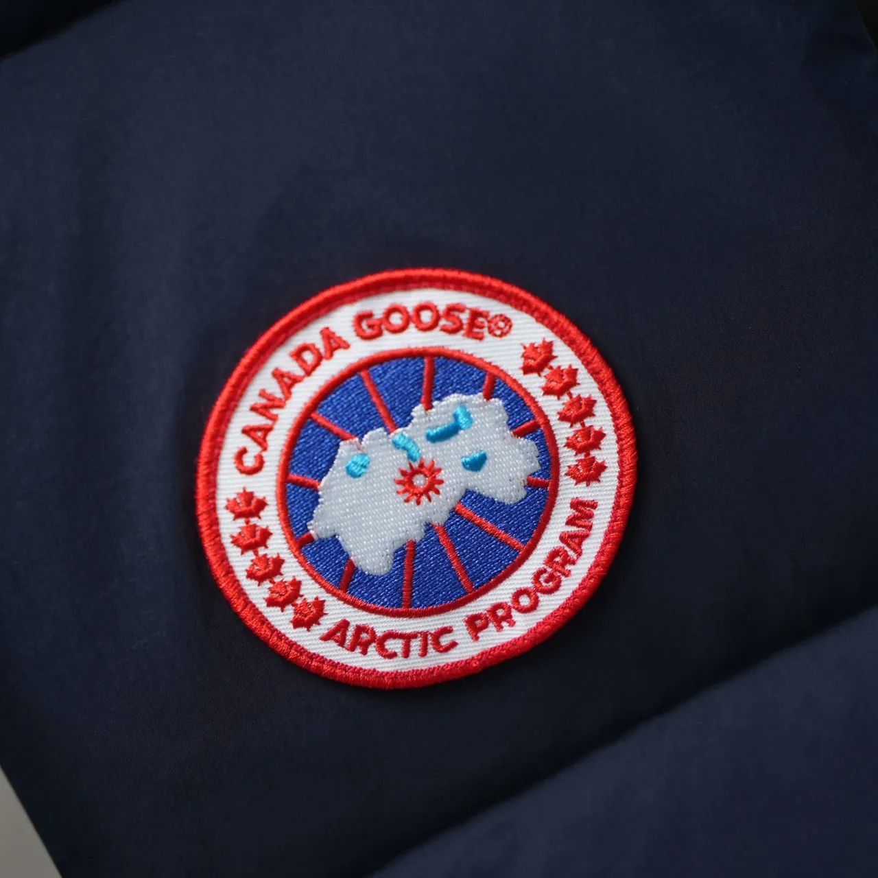 P560 CANADA GOOSE丨Canada Goose 2804 soft cloth stand-up collar down vest with chest label Color: dark blue and red label Size: XS-XXL